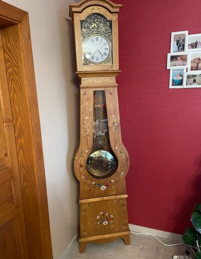 Peinture ornementale horloge comtoise